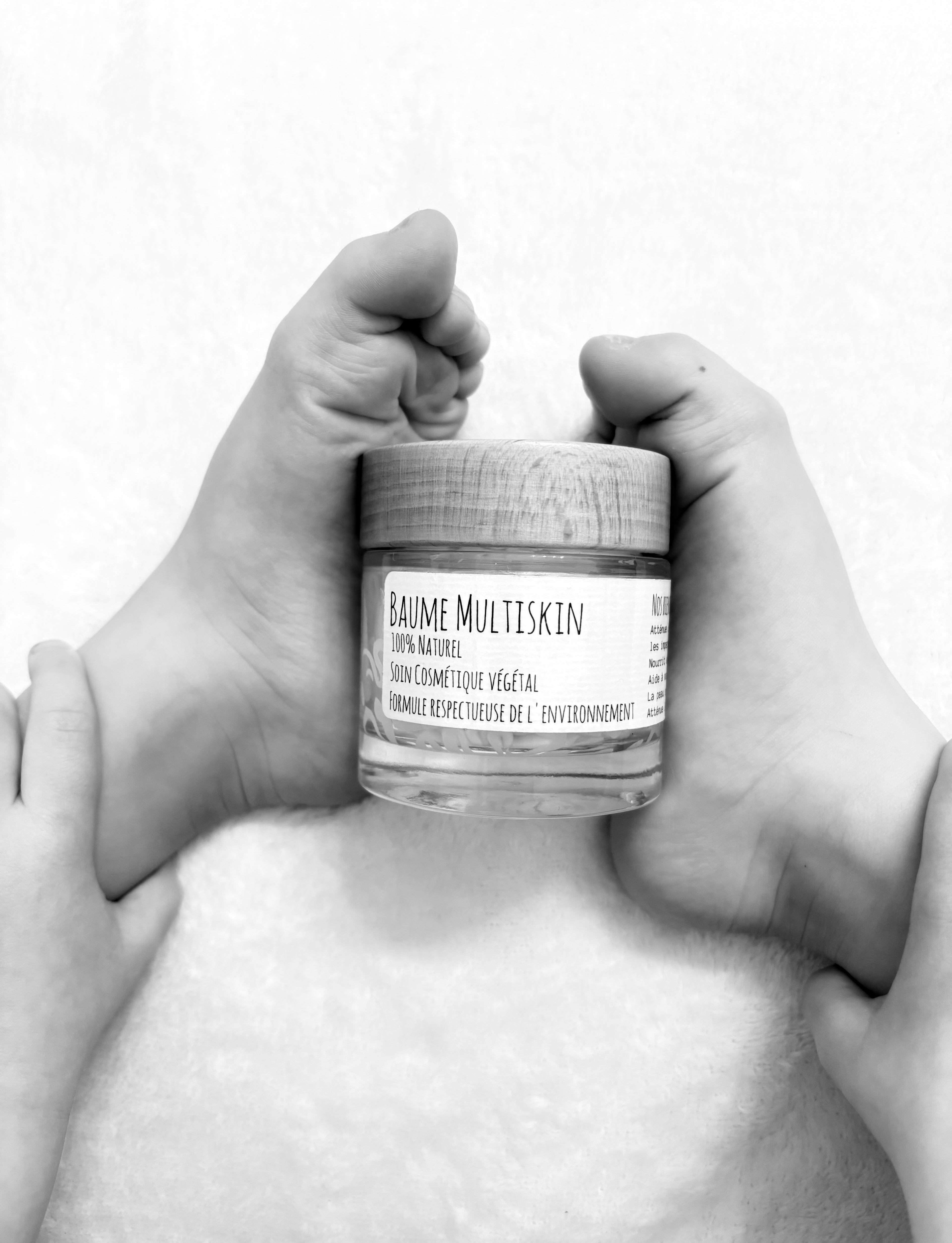 Baume MultiSkin 100% Naturel Formule douce. Nourrit • Apaise • Protège. Pour toute la famille